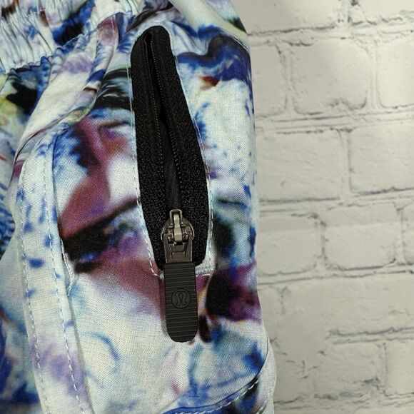 Lululemon Hotty Hot Shorts II Size 4 Athletic Run Abstract Artsy 4' Inseam Y2K - Picture 6 of 15